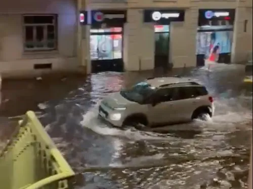 Les pieds dans l’eau : le canal Saint-Martin a débordé hier à Paris...
